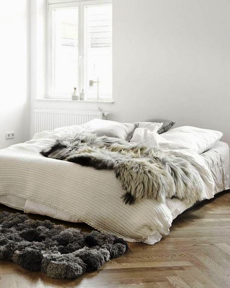 Το minimal decor εντυπωσιάζει με την απλότητα του. Ένα sheep skin ριχτάρι χαρίζει περισσότερο στιλ αλλά και ζεστασιά.