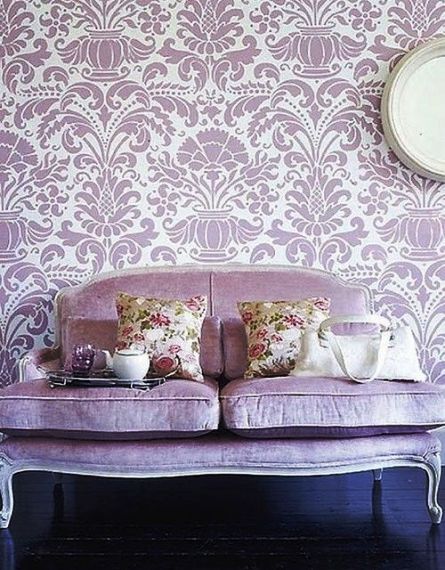 Το ρομαντικό decor ενισχύεται με τα μπαρόκ μοτίβα στον τοίχο.