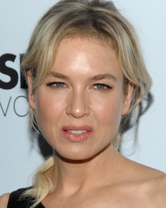 Η Renee Zellweger έχει ψύχωση με την εικόνα της. Οι πολλές και όχι τόσο πετυχημένες πλαστικές το δείχνουν ξεκάθαρα. Η κινηματογραφική Μπρίτζετ Τζόουνς συνηθίζει να τρώει καθημερινά με το κυρίως γεύμα της και μερικά παγάκια για να αισθάνεται ευκολότερα κορεσμό και να μην τρώει παραπάνω. Μα παγάκια; Ούτε καν νερό;