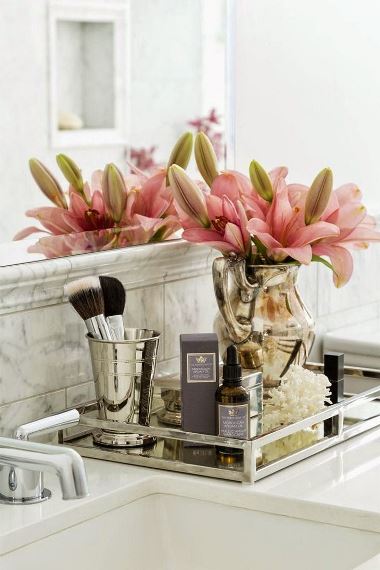 Μία γωνιά με beuty products και φρέσκα λουλούδια μπορεί να αναβαθμίσει την αισθητική του.
