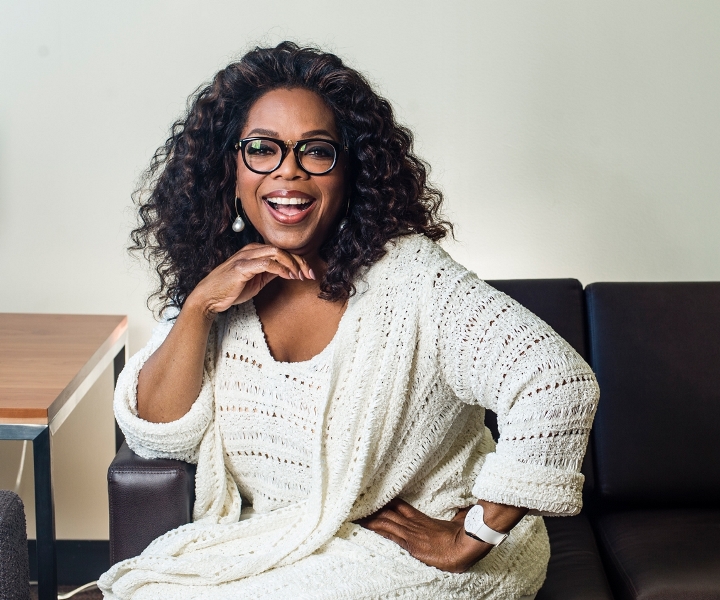 Κεφάλαιο Oprah Winfrey. Η 61 ετών πλέον παρουσιάστρια δεν αντέχει με τίποτα τις τσίχλες. Μιλάει με απέχθεια για αυτό το κολλώδες τοξικό απόβλητο, όπως τις έχει χαρακτηρίσει και απαγορεύει δια ροπάλου στους συνεργάτες και καλεσμένους της να τις καταναλώνουν μπροστά της. Για όλα φταίει η γιαγιά της, η οποία είχε τη συνήθεια να αφήνει τις μασημένες τσίχλες της παντού.