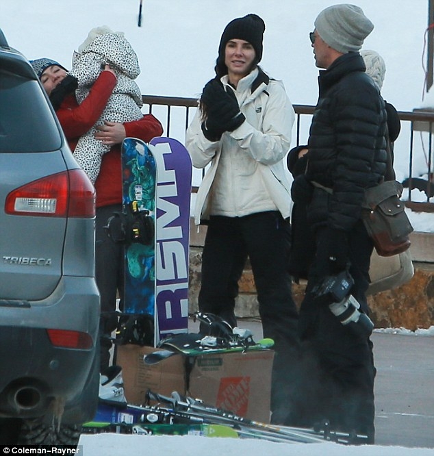 sandra_bullock_ski_with_boyfriend