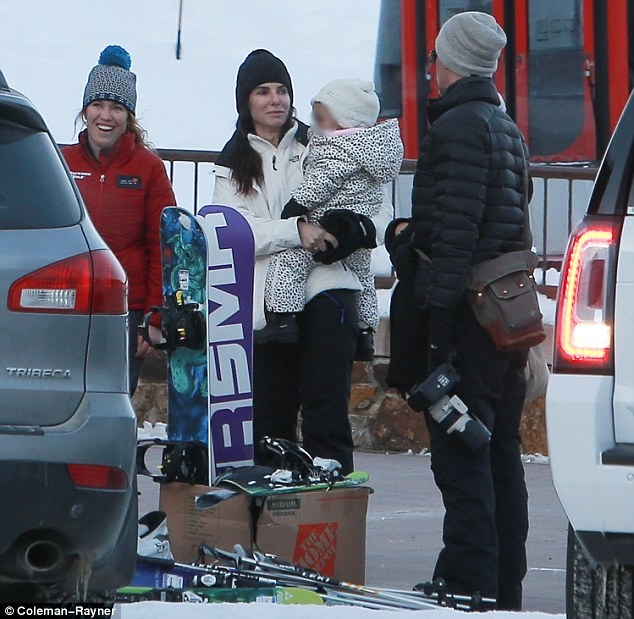 sandra_bullock_ski_with_boyfriend2