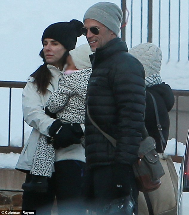 sandra_bullock_ski_with_boyfriend3