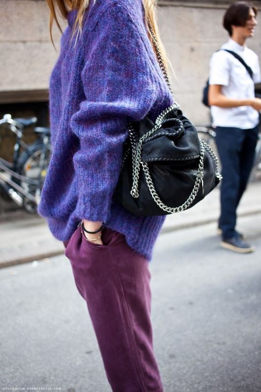 Συνδυάστε τα πιο χειμερινά leather αξεσουάρ σας με outfits σε πιο φωτεινές αποχρώσεις.