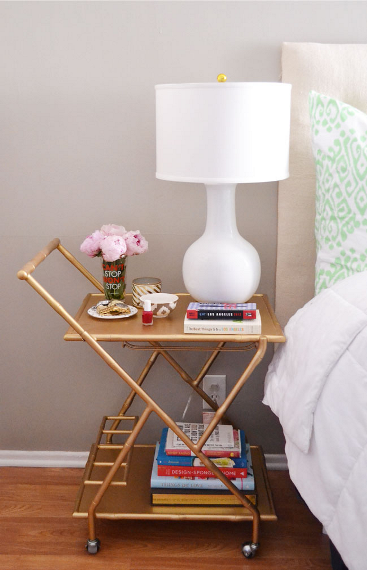Ένα bar cart σε μεταλλικό χρώμα προσδίδει elegant και συγχρόνως μοντέρνο ύφος.