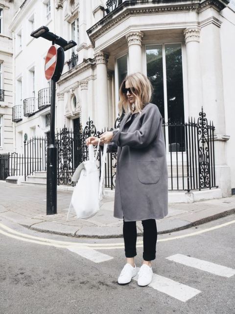 Επιλέξτε backpack και sneakers σε λευκές αποχρώσεις για μια ανοιξιάτικη νότα στο look σας.