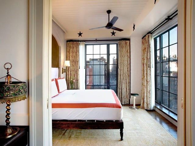 To δωμάτιο του The Bowery Hotel στην Νέα Υόρκη, εκπέμπει μία ήρεμη ατμόσφαιρα, ιδανική για χαλάρωση. Το vintage ύφος είναι εμφανές τόσο στις γραμμές των επίπλων και του φωτιστικού όσο και στις κουρτίνες. Αν έχετε αδυναμία στην κομψότητα και τα εκλεκτά αντικείμενα μπορείτε να ανανεώσετε το χώρο με ένα statement φωτιστικό επιλέγοντας κουρτίνες με υφάσματα υψηλής ποιότητας.
