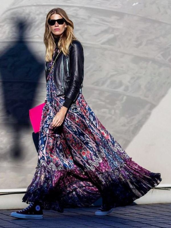 Ένα floral maxi dress θα φέρει αέρα ανανέωσης στο look σας, κάνοντάς το να «μυρίζει» Άνοιξη. 