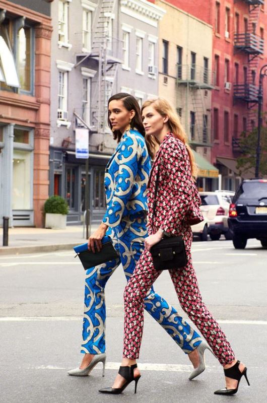Τα total looks με έντονα μοτίβα εγγυώνται 70s inspired εμφανίσεις με ανοιξιάτικο αέρα.