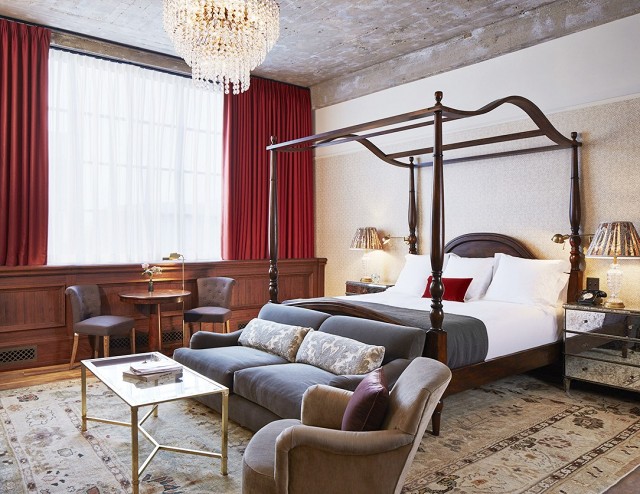 Η σουίτα του ξενοδοχείου Soho House Chicago διακρίνεται σαφώς για την πολυτέλεια της αλλά και για τον τρόπο που αποδίδει το κλασσικό decor μέσα από μία σύγχρονη αισθητική. Επομένως αν υπάρχει χώρος στο δικό σας υπνοδωμάτιο, προσθέστε ένα άνετο καναπέ με coffe table και προσθέστε λίγα μοντέρνα στοιχεία στα μαξιλάρια ή στο side table ή ακόμα και στην οροφή με πατητή τσιμεντοκονία.