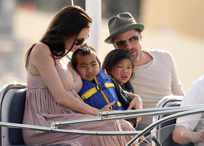 ©BAUER-GRIFFIN.COMBrad Pitt and a pregnant Angelina Jolie take their two sons, Maddox (b. August 5, 2001) and Pax (b.November 29, 2003) for a boat ride on Paul Allen's Yacht on the French Riviera. NON-EXCLUSIVE May 13, 2008 Job: 41432 Saint Jean Cap Ferra, Francewww.bauergriffin.comwww.bauergriffinonline.com