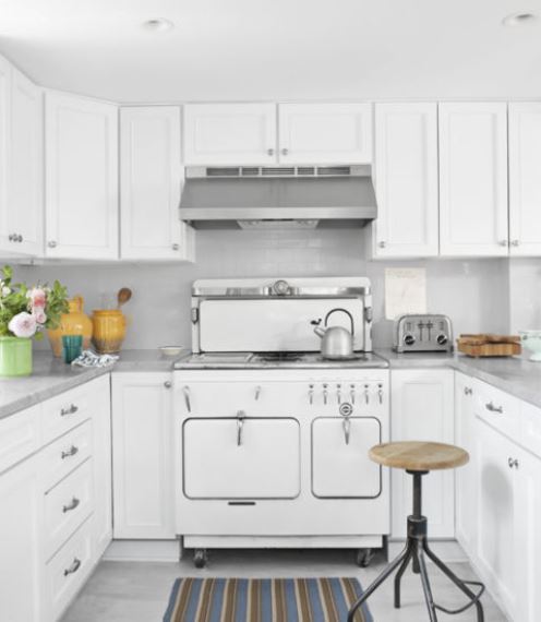 ΜΕΤΑ Το νέο decor αναδεικνύει το vintage κομμάτι και συγχρόνως ακολουθεί την τάση που αγαπά το λευκό σε συνδυασμό με το μάρμαρο.