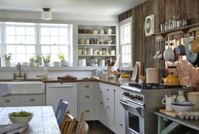ΜΕΤΑ Η νέα όψη παραπέμπει στο rustic στιλ ενώ το λευκό χρώμα δείχνει πιο καθαρό το χώρο. Τα χρυσά πόμολα και το mini φωτιστικό είναι οι λεπτομέρειες που κάνουν τη διαφορά.