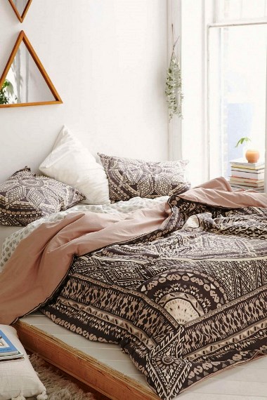 Boho To boho decor είναι κατάλληλο για όσους δεν έχουν τις καλύτερες σχέσεις με την τάξη. Ρίξτε το στρώμα στο πάτωμα και «ντύστε» το με σκεπάσματα σε πολύπλοκα μοτίβα. Διακοσμήστε τους τοίχους με ράφια σε γεωμετρικά σχήματα για extra στιλ.