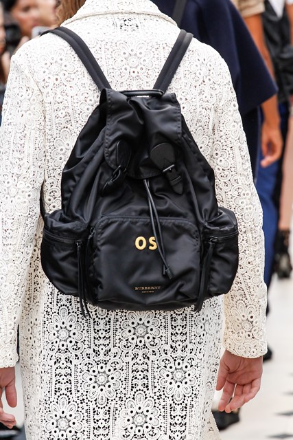 Στο show του οίκου Burberry για τη σεζόν SS ’16, τα backpacks έκαναν δυναμικό comeback.