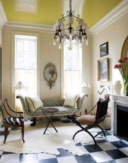 Ακόμα και σε ένα καθιστικό με κλασσικό decor το κίτρινο προσδίδει μία funky πινελιά.