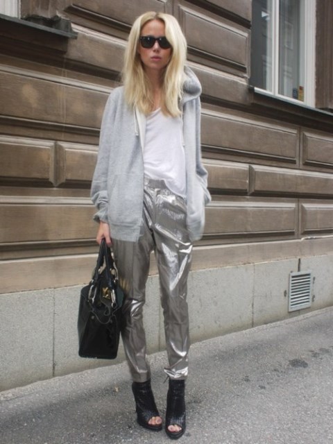 Για την πιο casual chic εμφάνιση, ένα παντελόνι τύπου sweatpants σε μεταλλιζέ όμως απόχρωση θα σας κάνει να δείχνετε κομψές αλλά όχι υπερβολικά στιλιζαρισμένες. Συνδυάστε με τα αγαπημένα σας ψηλοτάκουνα για να προσθέσετε μια θηλυκή νότα στο look.