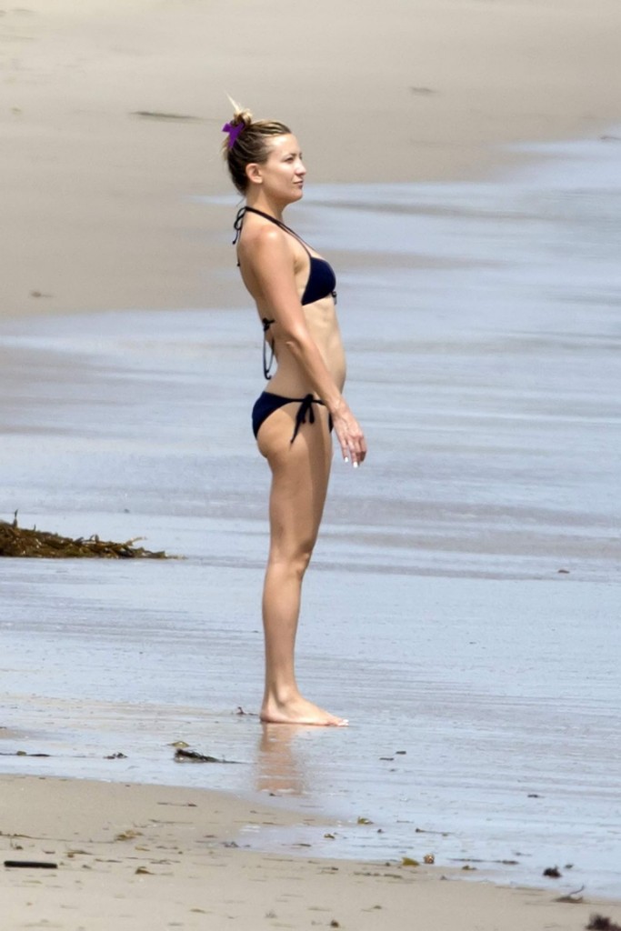 kate-hudson-in-a-bikini-at-a-beach-in-malibu-may-2014_2