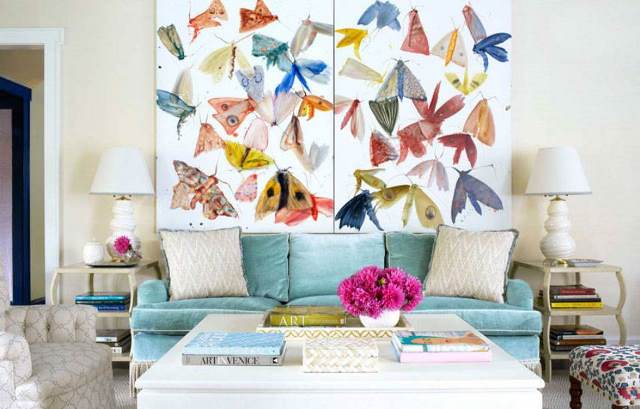 Μix & match decor με μοντέρνα και κλασσικά στοιχεία. Τα διαχρονικά έπιπλα αναδεικνύονται από το πολύχρωμο poster και τα έντονα χρώματα στα υφάσματα. Το creme φόντο και το λευκό στα έπιπλα και σε ορισμένα items χαρίζουν μία clean αίσθηση.