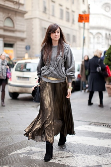 Oversized sweaters και metallic φούστες συνθέτουν το πιο glamorous outfit. Μια ζώνη στη μέση θα σας χαρίσει έξτρα πόντους στιλ και θα κάνει το σύνολό σας λίγο πιο πρωινό.