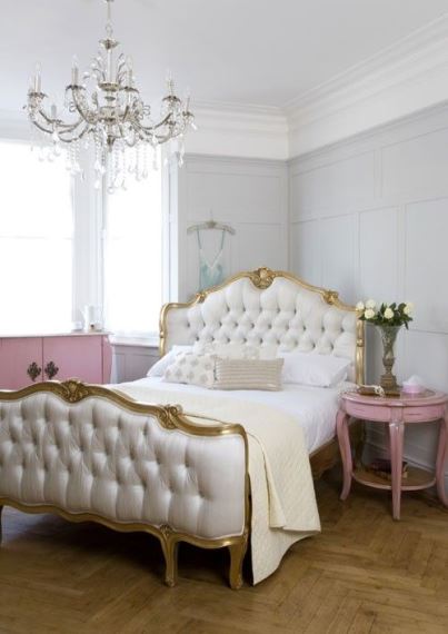 French To παριζιάνικο στιλ είναι elegant, ρομαντικό και chic. Επομένως χρησιμοποιήστε κλασσικά έπιπλα και μία παστέλ χρωματική παλέτα χωρίς όμως να παραλείψετε το λευκό.