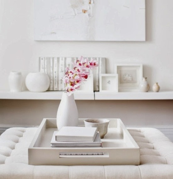 Οι δίσκοι και τα all white items συνδυασμένα μεταξύ τους ανανεώνουν το χώρο σαν ένα επαγγελματικό άγγιγμα.