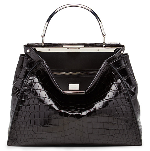 Peekaboo bag Τι πιο chic από μία μαύρη τσάντα από δέρμα κροκόδειλου που την κάνει πιο φωτεινή και ελκυστική. Ο οίκος Fendi υπογράφει.