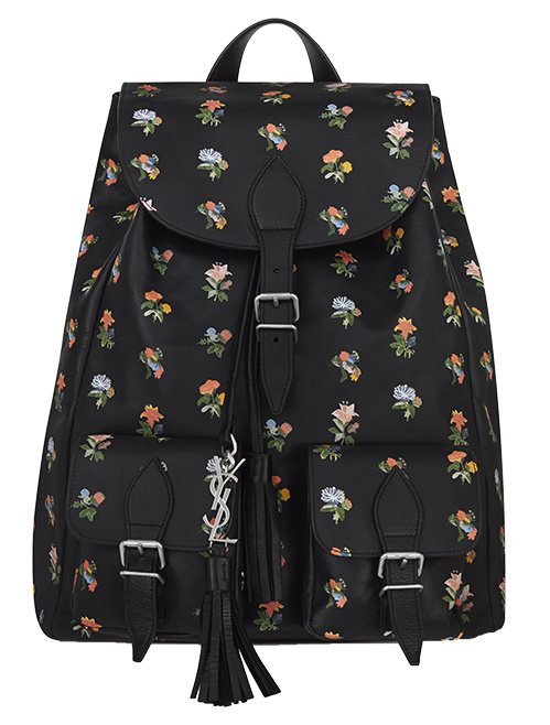Festival leather backpack Ο Hedi Slimane υπογράφει την τσάντα του διάσημου οίκου Yves Saint Laurent, μία μαύρη δερμάτινη τσάντα πλάτης με λουλούδια στο μοτίβο της.