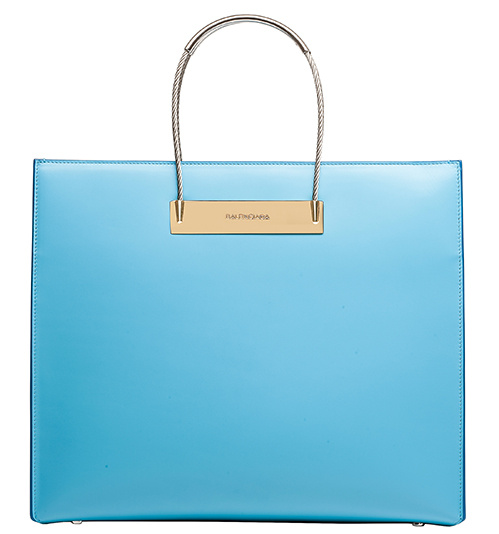 Leather and cable bag Ότι πιο ξεχωριστό για την νέα σεζόν είναι η Balenciaga τσάντα με το απαλό γαλάζιο χρώμα της και το χερούλι από μεταλλικό καλώδιο .