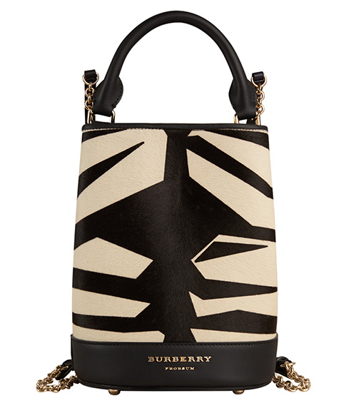 Burberry Prorsum Ότι πιο ‘must have’ για την επερχόμενη περίοδο συνεχίζει να είναι το backpack σε σχέδιο τσάντας και το animal print σε μοτίβο. Ο οίκος Burberry συνδύασε τα δύο αυτά στοιχεία και το αποτέλεσμα είναι εντυπωσιακό.