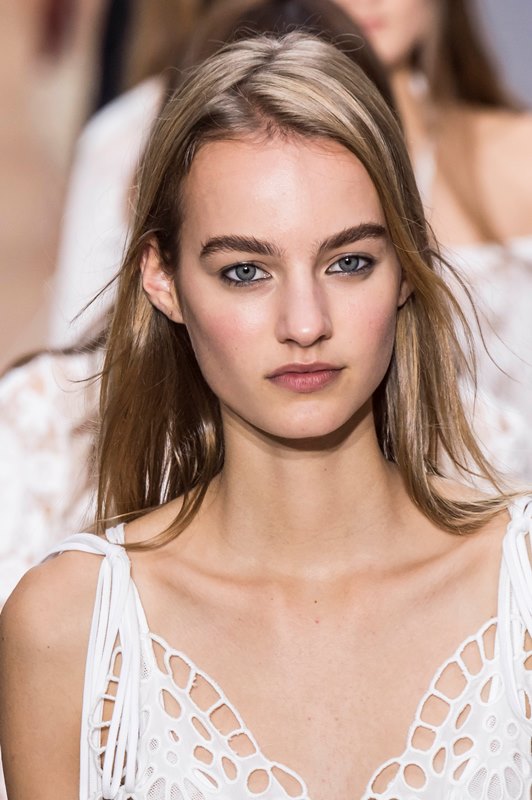 Chloe Σίγουρα θα θυμάστε τον εαυτό σας στα ένδοξα ’90s με το έντονο μολύβι κάτω από τα μάτια. Αυτός ο τρόπος για να τονίσουμε τα μάτια μας επανέρχεται μόνο που το eye look ολοκληρώνεται με αρκετή ποσότητα από μαύρο μολύβι εσωτερικά, στο πάνω μέρος.