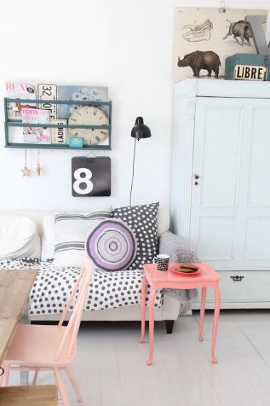 To mix & match decor στο καθιστικό διαμορφώνεται με στιλ προσθέτοντας λίγες ροζ funky πινελιές. Μία DIY παρέμβαση θα μπορούσε να είναι το βάψιμο του παλιού ξύλινου coffee table. Το industrial φωτιστικό και τα μοτίβα στα υφάσματα «ενώνουν» το παλιό με το μοντέρνο στοιχείο.