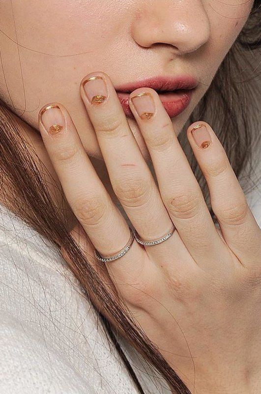 Golden toucehes για όσες επιμένουν στην τάση των glam metallics.