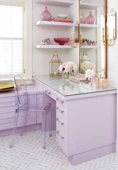 Το απόλυτο girly home office είναι αυτό που εκπέμπει ρομαντισμό, κομψότητα και ένα αριστοκρατικό ύφος. Το λιλά είναι η ιδανική απόχρωση για την επίτευξη του.