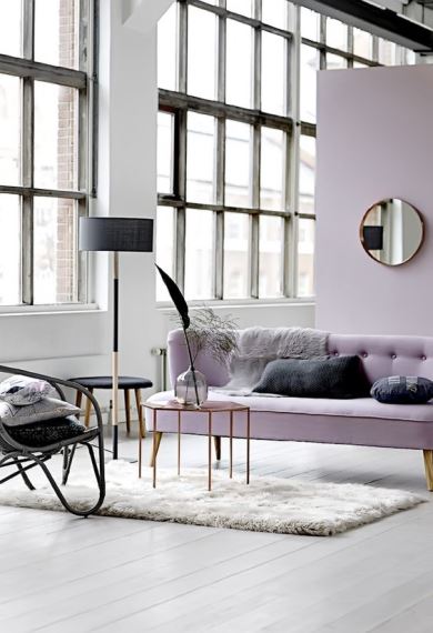 Το minimal decor δεν αγαπά μόνο τα ουδέτερα χρώματα. Λίγες λιλά πινελιές αρκούν να «σπάσουν» την μονοτονία.