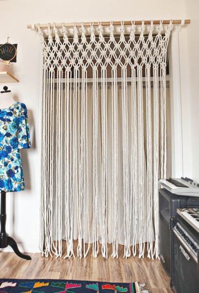 Αντί για πόρτα τοποθετήστε ένα wall macrame hanging. Ο χώρος θα δείξει αμέσως μεγαλύτερος.