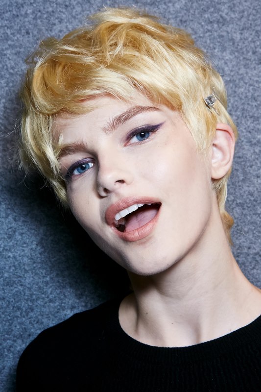 Moschino Το eyeliner κάνει comeback με ρετρό αλλά και ’80s επιρροές. Ένα από τα πιο αγαπημένα eye makeup looks που θα λατρέψετε.