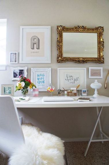 Για να αποκτήσει ενδιαφέρον το decor γύρω από το home office μπορείτε να εστιάσετε στους τοίχους διακοσμώντας το με posters και έναν statement καθρέφτη.