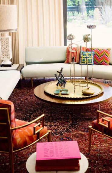 Διακοσμήστε το coffee table με έναν χρυσό δίσκο. Συνδυάστε το με ένα vintage χαλί και χρωματιστά μαξιλάρια.