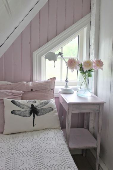 Το girly pink είναι διαχρονικό και μία γλυκιά και ήρεμη απόχρωση για το υπνοδωμάτιο. Το λευκό στην περίπτωση αυτή «επιβάλλεται».