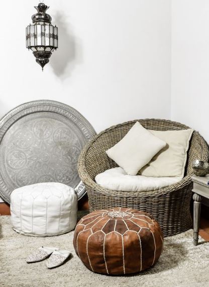 Τα δερμάτινα pouf είναι χαρακτηριστικά της oriental διακόσμησης.