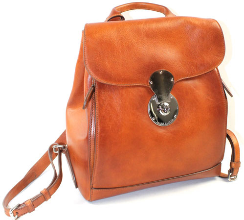 Vintage leather backpack Η vintage Ralph Lauren τσάντα πλάτης με την μεταλλική λεπτομέρεια στο κούμπωμα της είναι η απόλυτη πρόταση για τους λάτρεις του κλασικού.