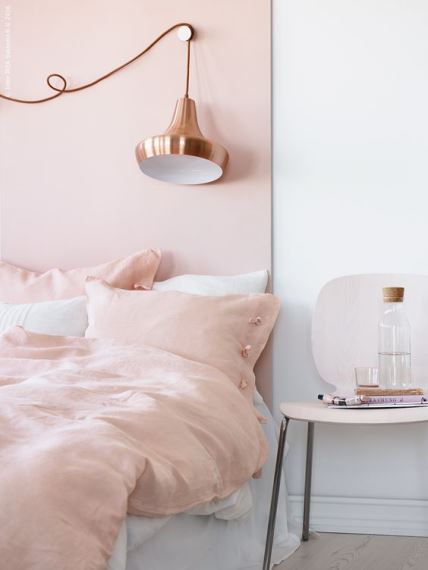 Το κορυφαίο χρώμα για φέτος την άνοιξη rose quartz θεωρείται ιδανικό για το υπνοδωμάτιο. Μην παραλείψετε να το συνδυάσετε με cooper items.