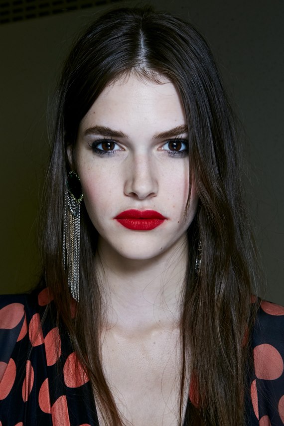 Topshop Unique Το smushed eye makeup look θα γίνει ένα από τα πιο hot trends. Είναι εύκολο στην εφαρμογή και δεν χρειάζεται ιδιαίτερη προσοχή. Απλά προσέξτε να μην είναι υπερβολικό το αποτέλεσμα.