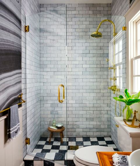 Επιλέξτε ένα walk in shower και μην «μπλοκάρετε» την όψη του με ένα σκούρο ή ματ τζάμι. Το διάφανο αφήνει ανοιχτό το χώρο.