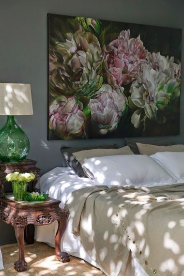 Οι floral πίνακες εντάσσονται σε όλους τους χώρους ακόμα και στο υπνοδωμάτιο. Σε περίπτωση που το κρεβάτι δεν έχει κεφαλάρι, η λύση αυτή θα χαρίσει ιδιαίτερο στιλ.
