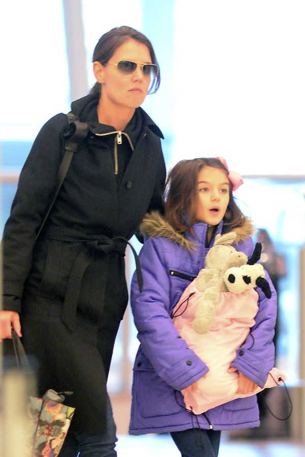 EXCLUSIVE: INF - Katie Holmes and Suri Cruise make their way through JFK Airport