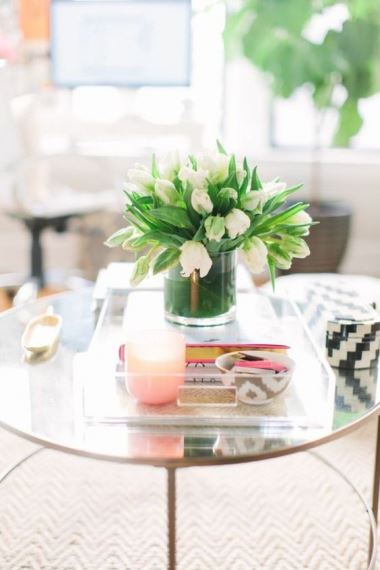 Το coffee table γίνεται πιο hommie με αγαπημένα βιβλία και αρωματικά κεριά που διώχνουν το στρες μετά από μία δύσκολη μέρα.