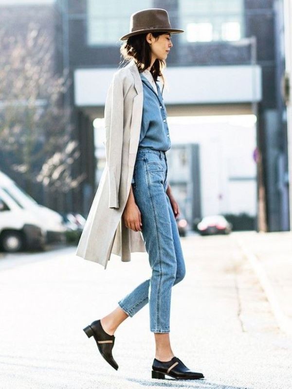 Cropped pants: Ένα τζιν με γυρισμένα ρεβέρ ή ένα παντελόνι με cropped τελείωμα που αποκαλύπτει τους αστραγάλους, δημιουργεί την αίσθηση ότι το πόδι είναι πιο μακρύ.